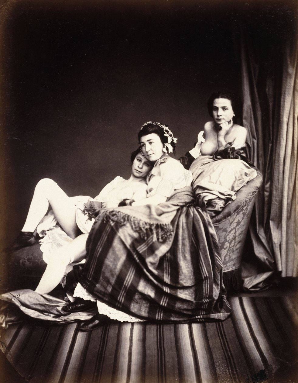Tre nakne kvinner på en sjeselong, ca. 1850 av Auguste Belloc