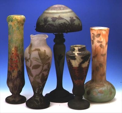 Utvalg av syreetsede, overleggs- og cameovaser og en lampe (glass) av Auguste Daum