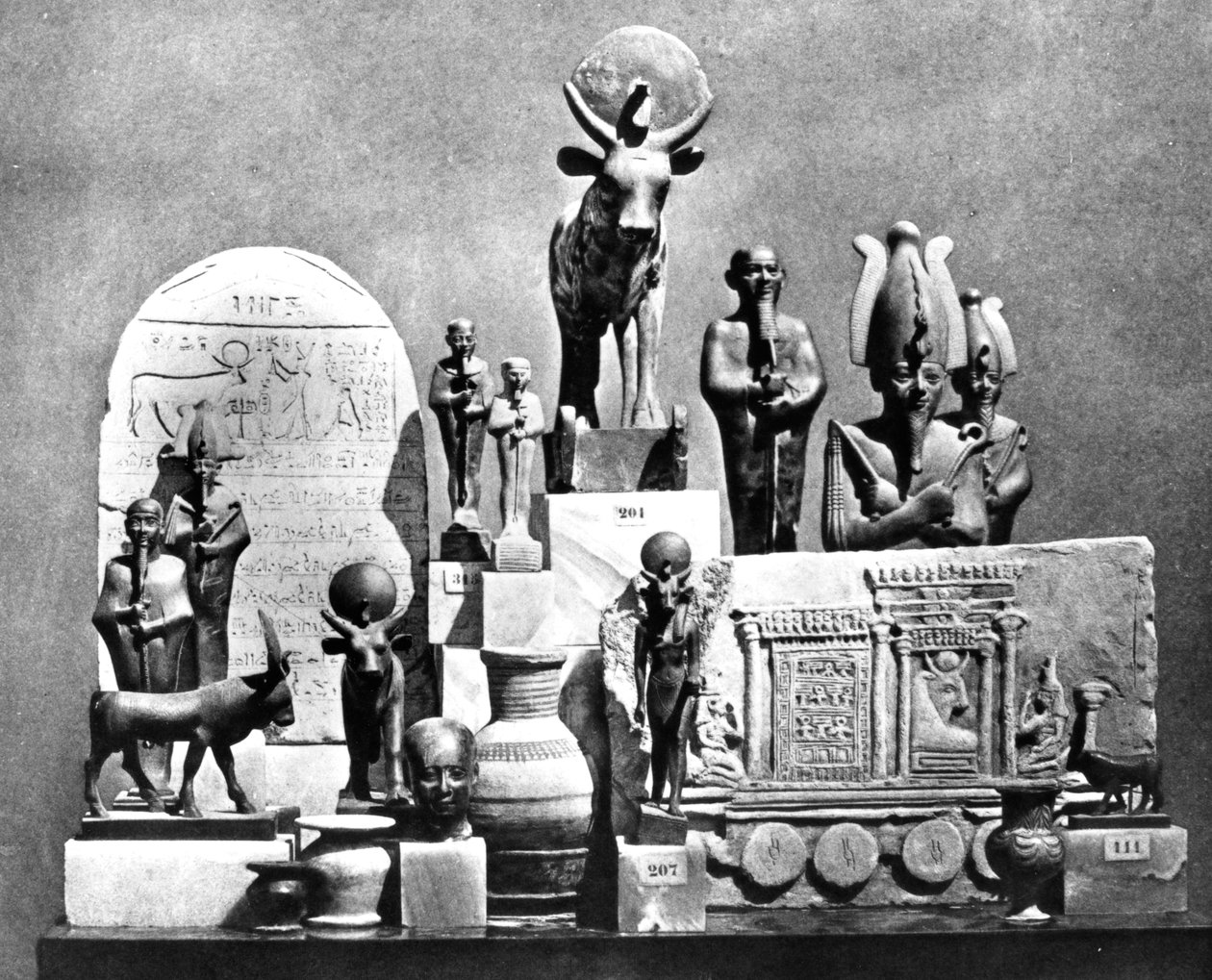 Artefakter, Memphis Saqqara, Egypt, 1893 av Auguste Edouard Mariette
