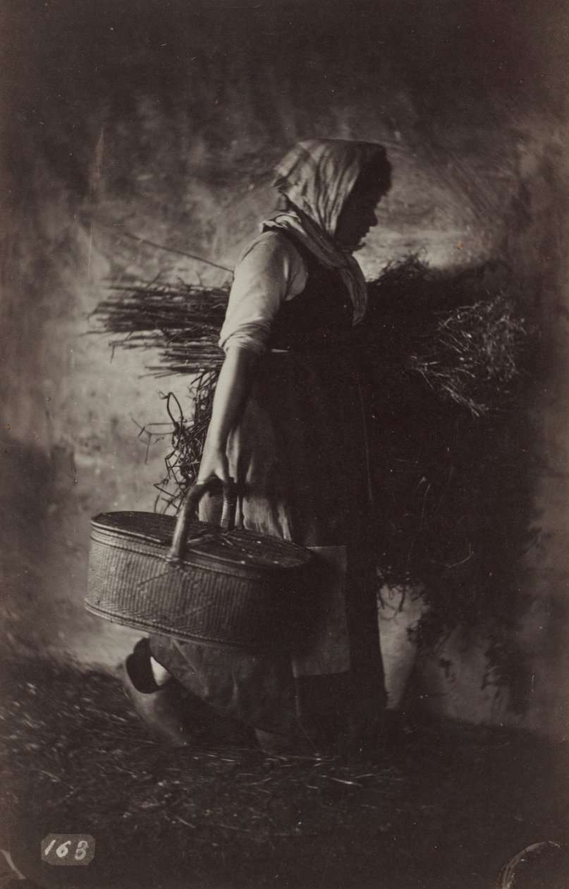 Kvinnelig bonde som bærer en kurv og høy, ca. 1870. av Auguste Giraudon
