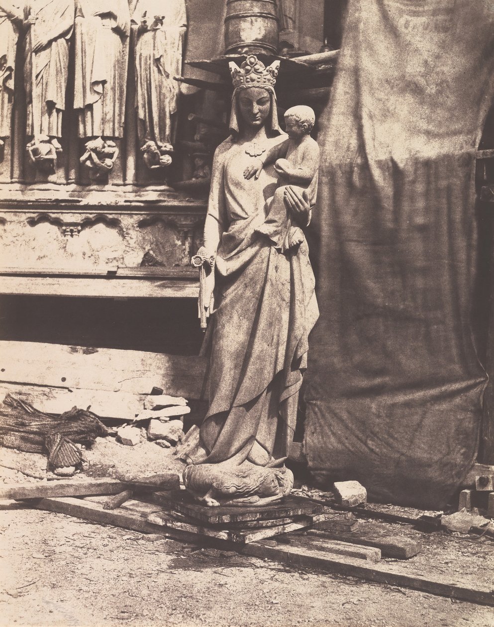 [Skulptur av jomfru og barn, Notre Dame, Paris], 1853-1854. av Auguste Mestral