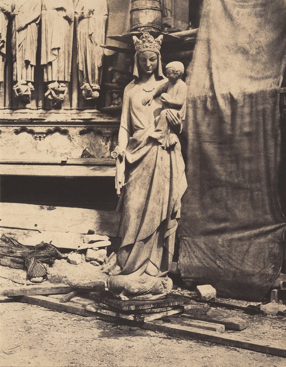 Madonna og barn skulpturert av Geoffroy-Dechaume, Notre-Dame-katedralen, Paris (Madonna and Child, skulpturert av Geoffroy-Dechaume, Notre-Dame-katedralen, Paris) av Auguste Mestral