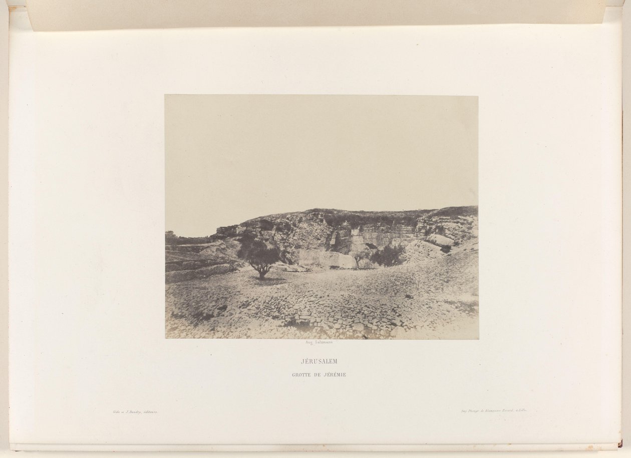 Utsikt over grotten til Jeremia, nær Jerusalem Jerusalem. Cave of Jérémie (tittel på objekt) av Auguste Salzmann