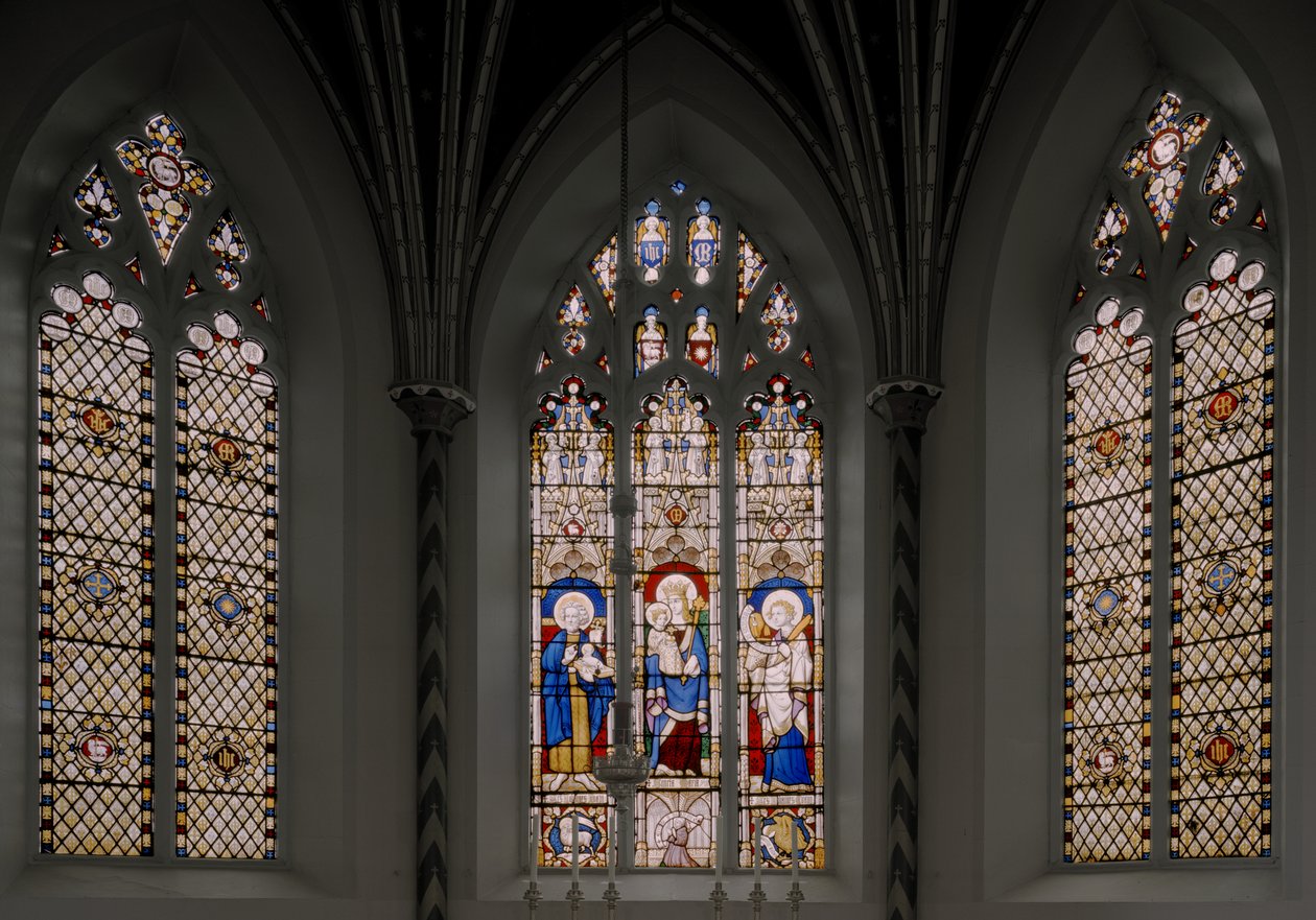 Apsis-vindu med døperen Johannes, jomfru og barn og evangelisten Johannes, 1841-42 (farget glass) av Augustus Welby Northmore Pugin