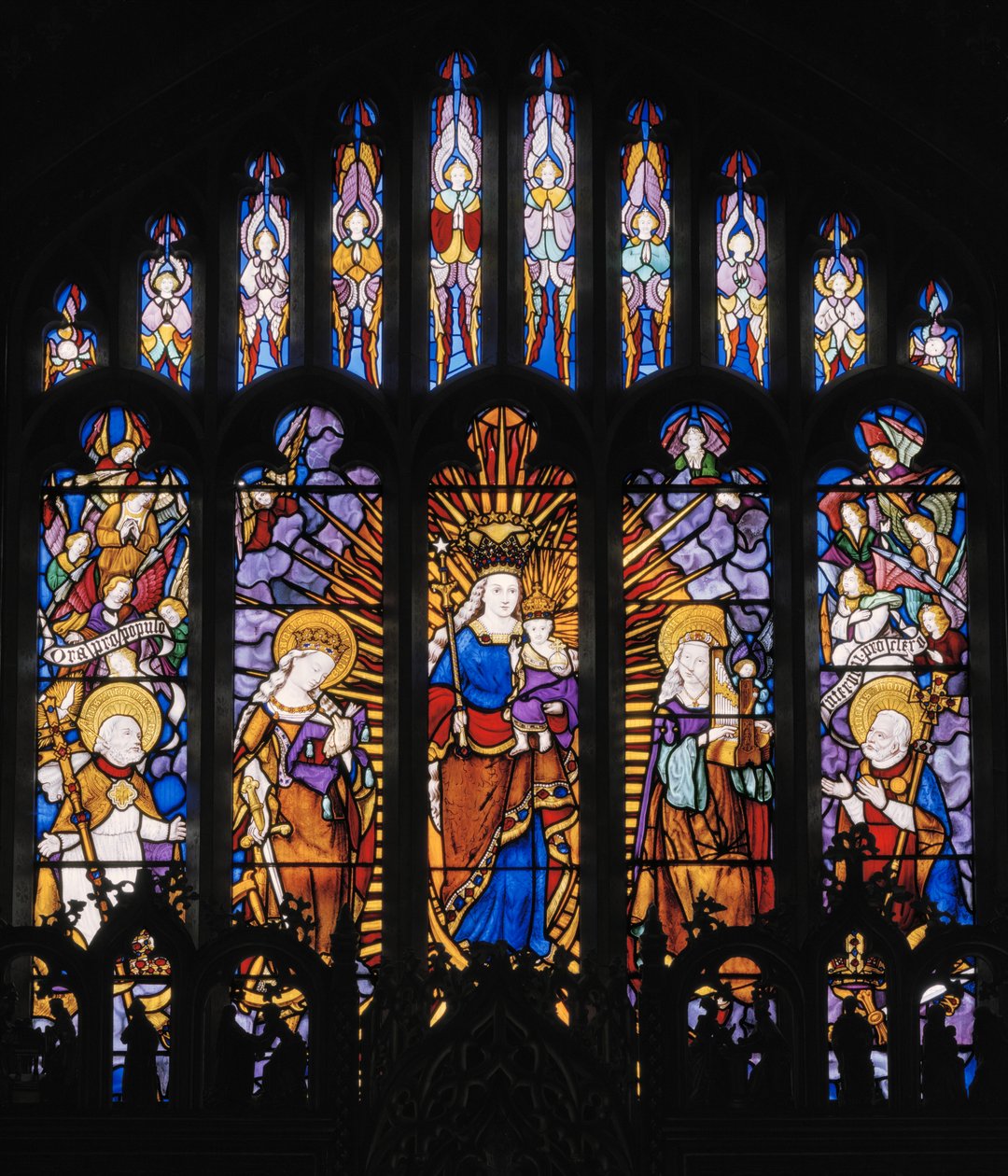 Sentralt vindu i apsis, Virgin & Child with Saints, 1837 (farget glass) av Augustus Welby Northmore Pugin