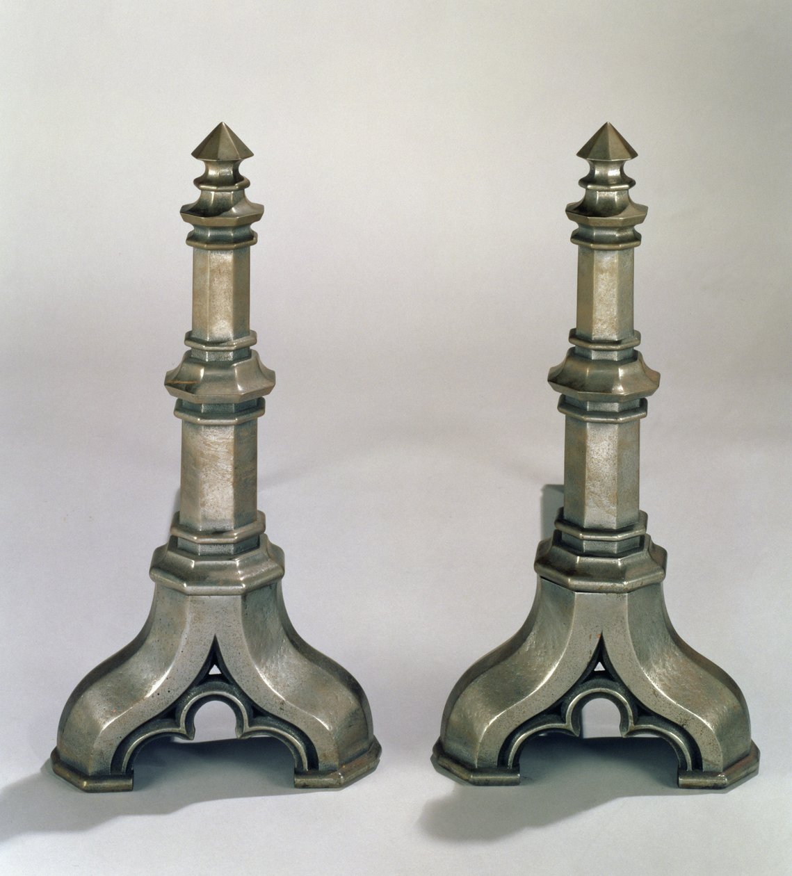 Par Andirons i gotisk stil, ca. 1836 (støpt stål) av Augustus Welby Northmore Pugin