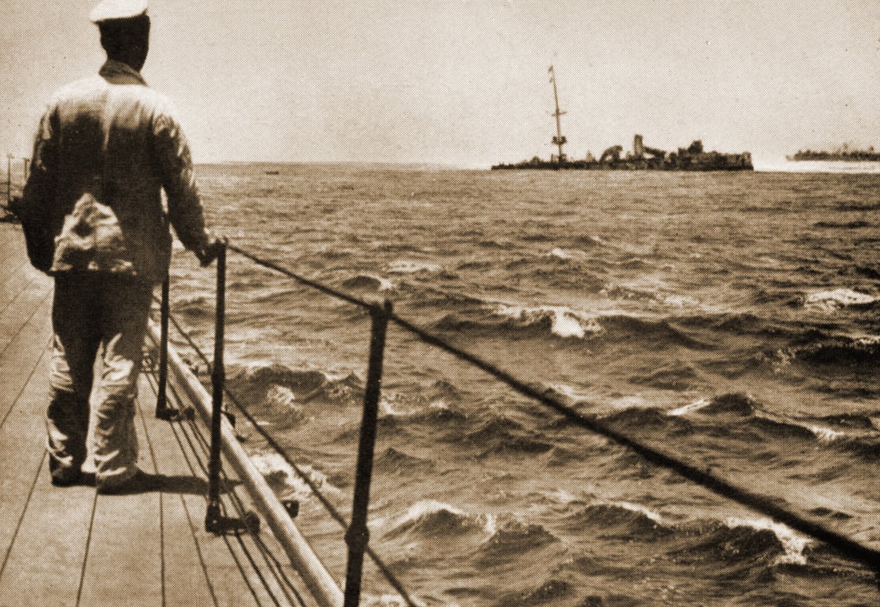 Utsikt over det grunnstøttede keiserlige tyske krigsskipet Emden fra kvartdekket til H.M.A.S. Sydney, 10. november 1914 av Australian Photographer