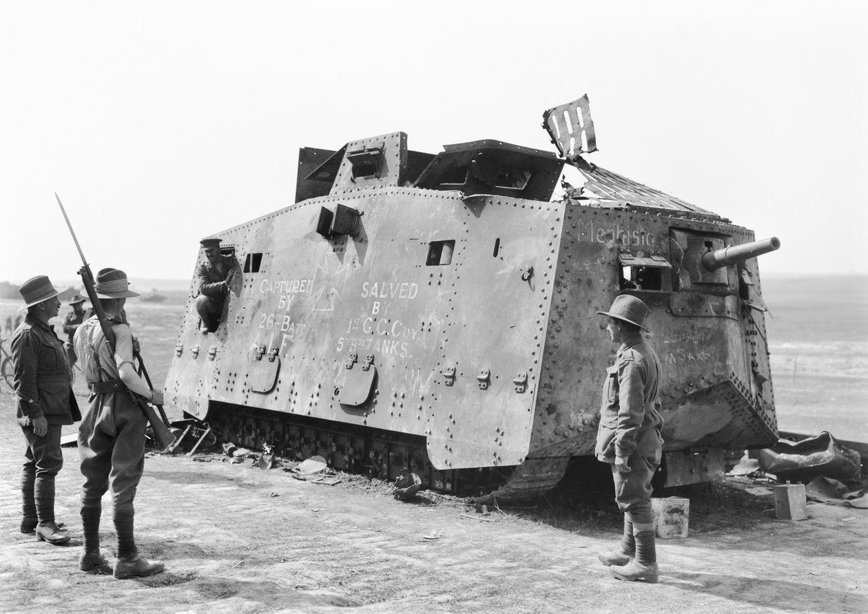 En tysk stridsvogn tatt til fange av 26. bataljon ved Monument Wood nær Villers-Bretonneux 14. juli 1918 og deretter berget for Australian War Museum av 5. britiske stridsvognsbrigade, 4. august av Australian Photographer