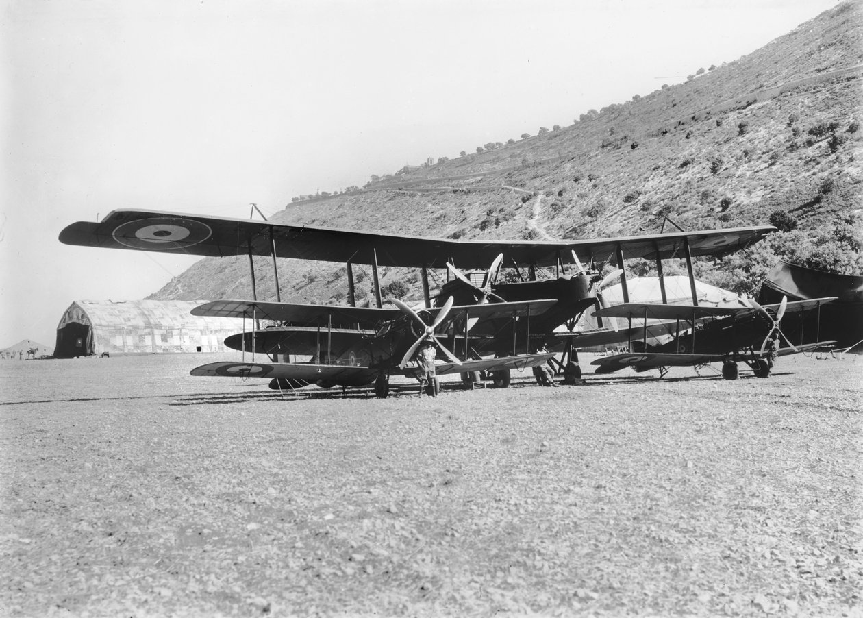 Et Handley-Page 0400-fly med noen Bristol Fighter-maskiner på flyplassen til Australian Flying Corps i Haifa. Kaptein Ross Macpherson Smith piloterte ofte dette flyet, 1918 (bw-foto av Australian Photographer