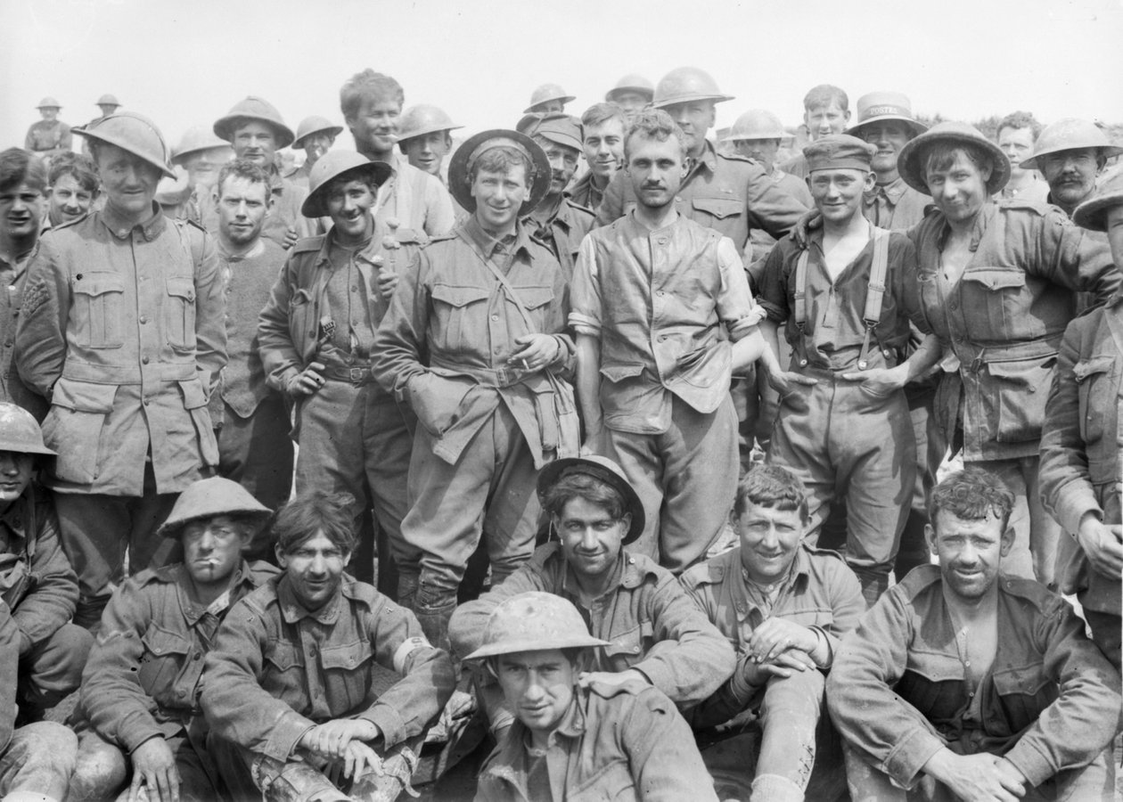 En gruppe av den 46. australske infanteribataljonen like etter å ha kommet ut av linjen foran Monument Wood, hvor de hadde opplevd en periode med svært alvorlige kamper, og viste tilstanden til av Australian Photographer