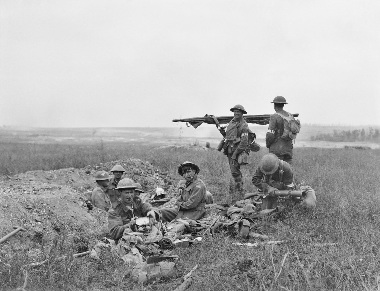 En scene under slaget ved Hamel, som viser amerikanske og australske bårebærere som arbeider sammen i frontlinjeområdet, etter at infanteriet hadde passert, 4. juli 1918 av Australian Photographer