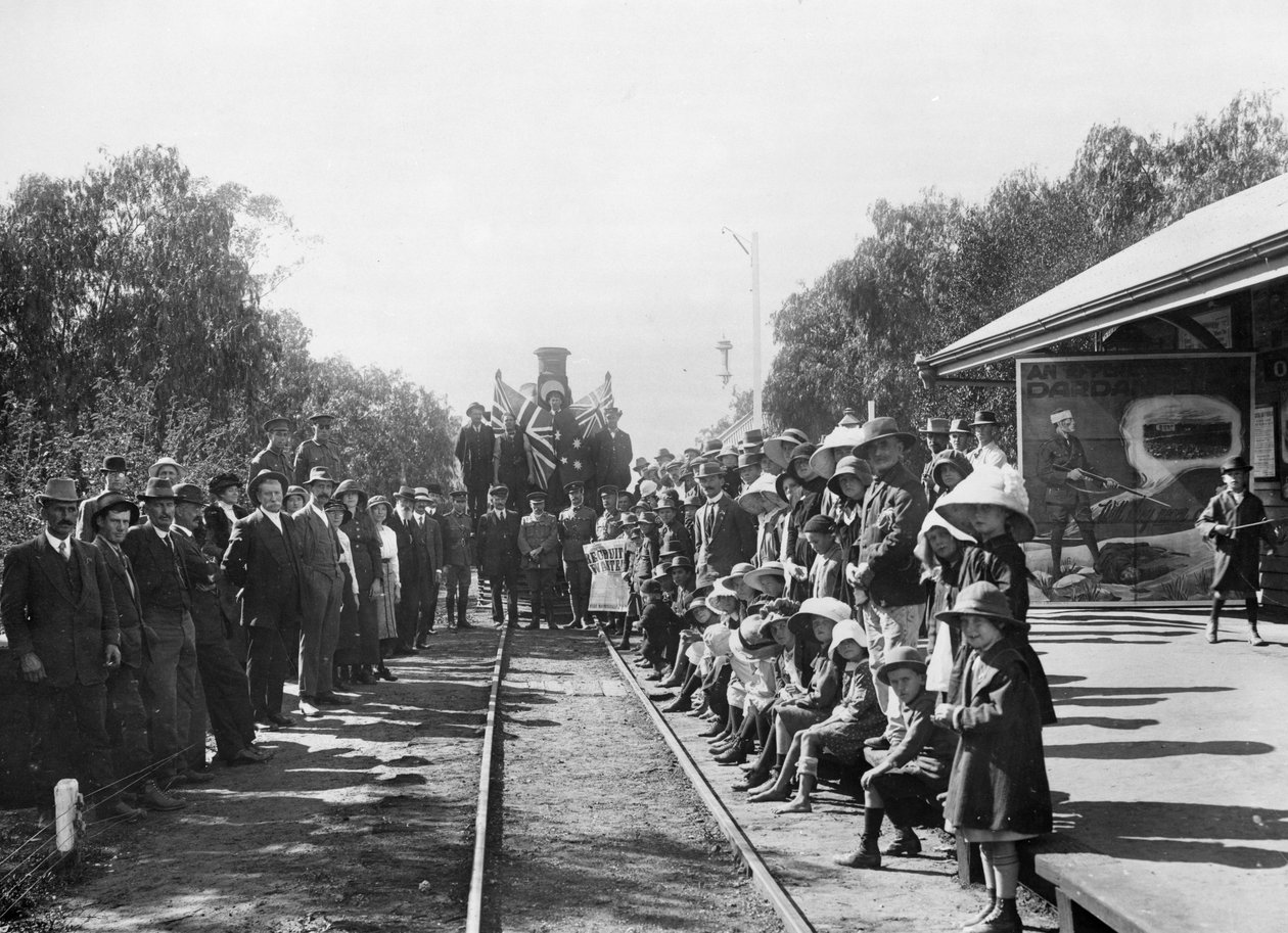 Et turnerende rekrutteringstog på jernbanestasjonen med noen av byens innbyggere (donor Queensland Recruiting Committee), Wallumbilla, Queensland, ca. 1916 av Australian Photographer