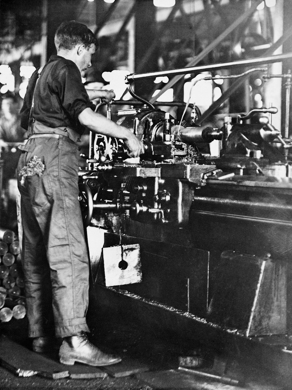 En håndverker som lager skallhylser ved en Walsh Island-fabrikk, Newcastle, New South Wales, ca. 1916 av Australian Photographer