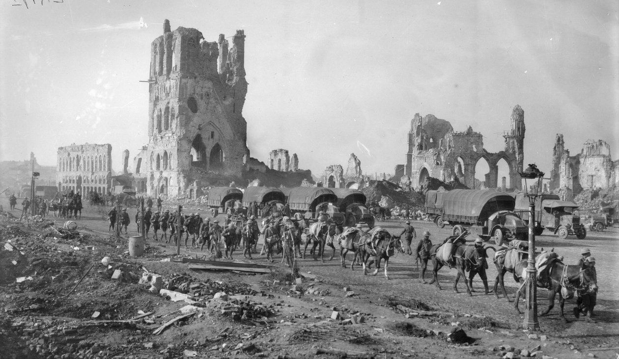 En uidentifisert australsk maskingeværseksjon med pakkede hester som passerer ruinene av kledehallen. Legg merke til flere motorvogner parkert i bakgrunnen, 19. oktober 1917 av Australian Photographer