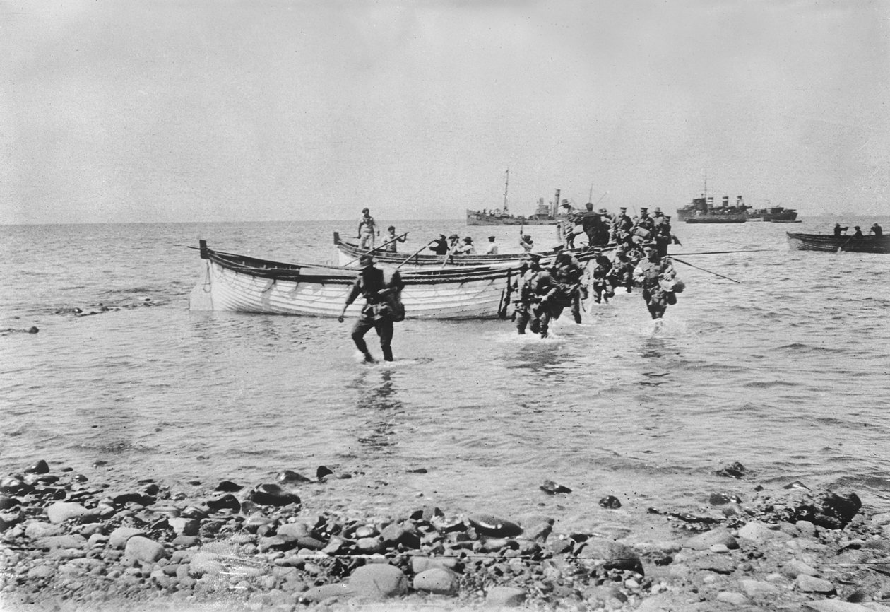 Australske soldater vasser gjennom vannet når de kommer i land ved Anzac Cove, Gallipoli 25. april 1915 etter å ha blitt fraktet i landingsbåter fra større skip i bakgrunnen, 25. april 1915 ( av Australian Photographer