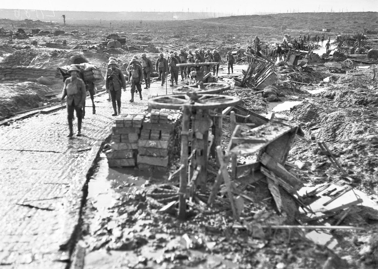 Australske tropper passerer langs sporet som fører til Idiot Corner, ved Westhoek Ridge, i Ypres-sektoren, 28. oktober 1917 av Australian Photographer