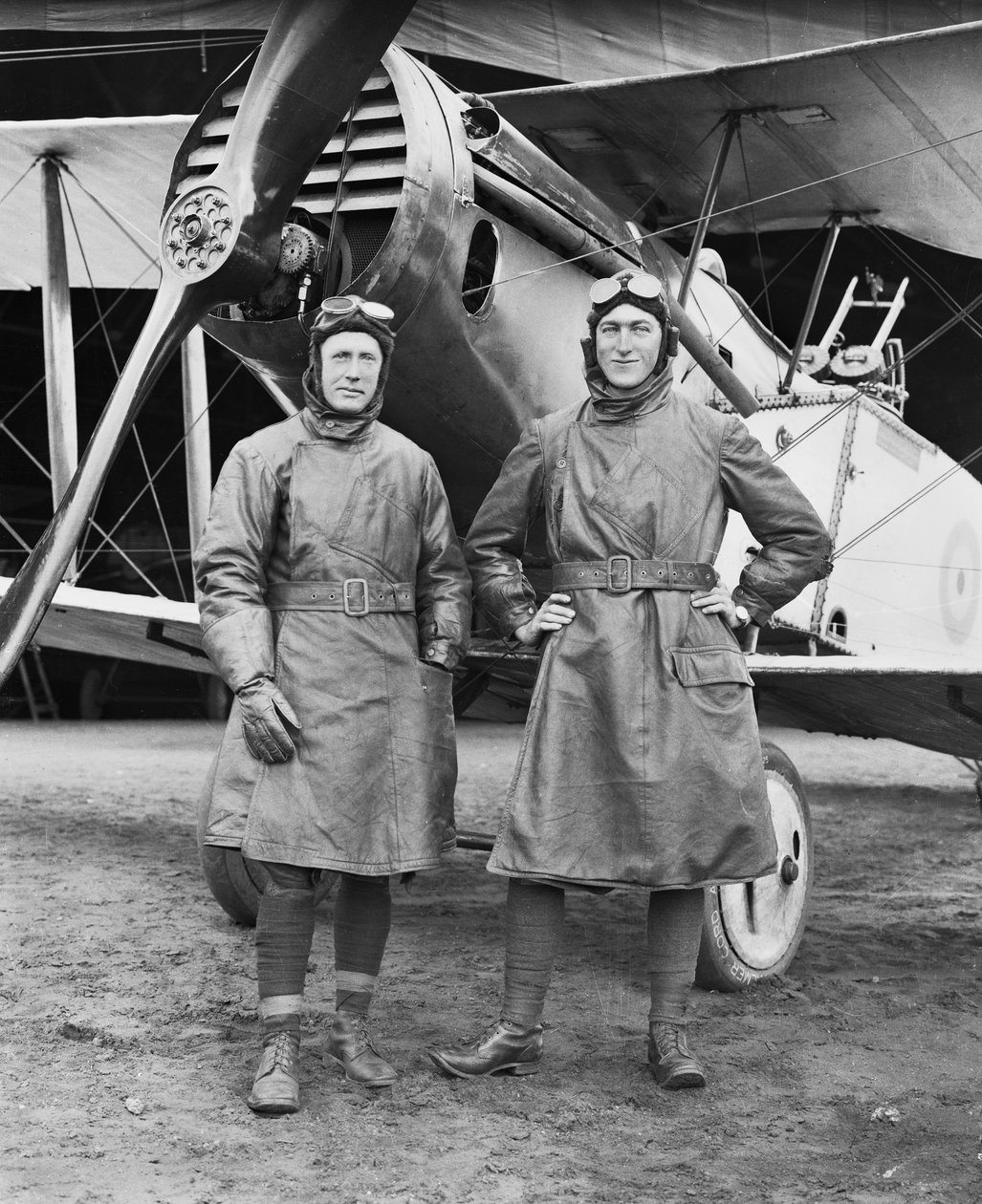 Kaptein Syd Addison fra Huon, Tasmania og løytnant Hudson Fysh fra St Leonards, Tasmania, begge fra No 1 Squadron (Sqn) Australian Flying Corps, stående foran en Bristol F2B Fighter, 29. desember av Australian Photographer