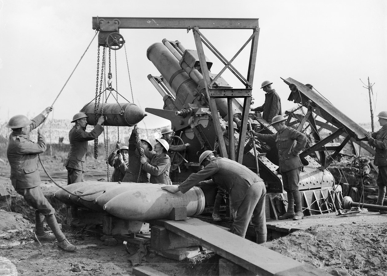 Crew of 2 Gun, Royal Marine Artillery lasting Granny, en 15-tommers Howitzer (tung artilleripistol), nær Menin Road, i Ypres-sektoren, 5. oktober 1917 av Australian Photographer