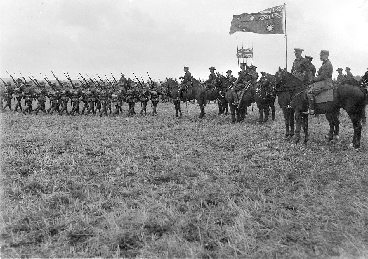 Feltmarskalk Sir Douglas Haig gjennomgår den 5. australske divisjon på Ebblinghem, 29. august 1917 av Australian Photographer