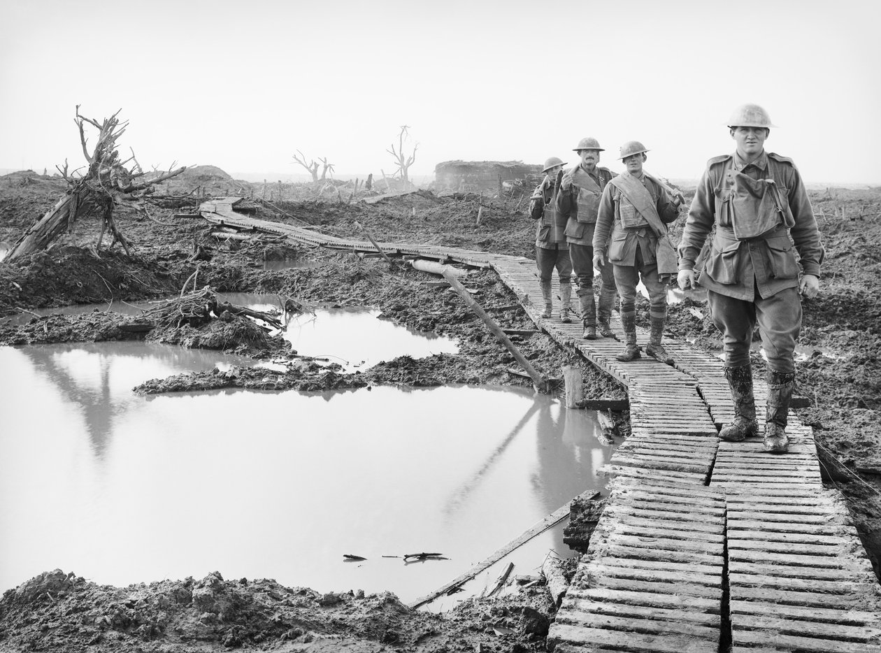 Fire australske soldater som går langs duckboard-sporet ved Tokio, nær Zonnebeke, i Ypres-sektoren, over en del av landet tatt til fange av australierne i kampene i det tredje slaget av Australian Photographer