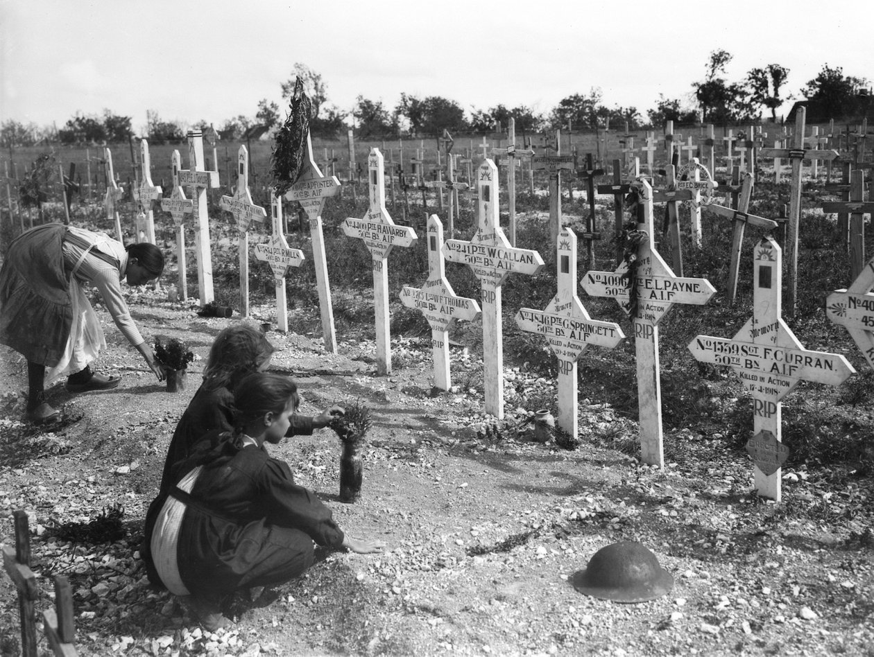 Franske barn passer graver på Adelaide Cemetery av australiere drept i kamp på vestfronten, Villers-Bretonneux, Frankrike 26. august 1919 av Australian Photographer