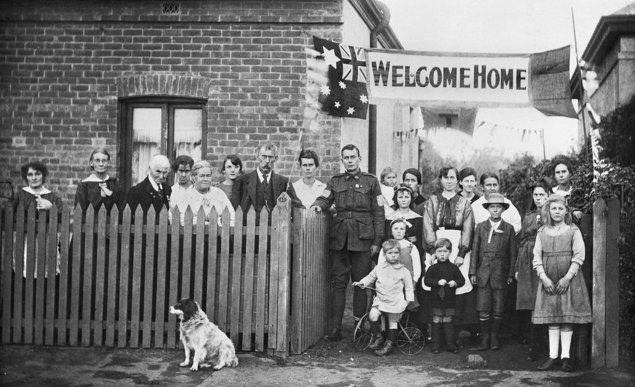 Gruppeportrett av 540 Sapper Arthur Findon Dunbar MM, 2nd Australian Tunneling Company (i uniform med armen hvilende på porten) og hans familiemedlemmer samlet utenfor huset deres på 45 Chief Street av Australian Photographer