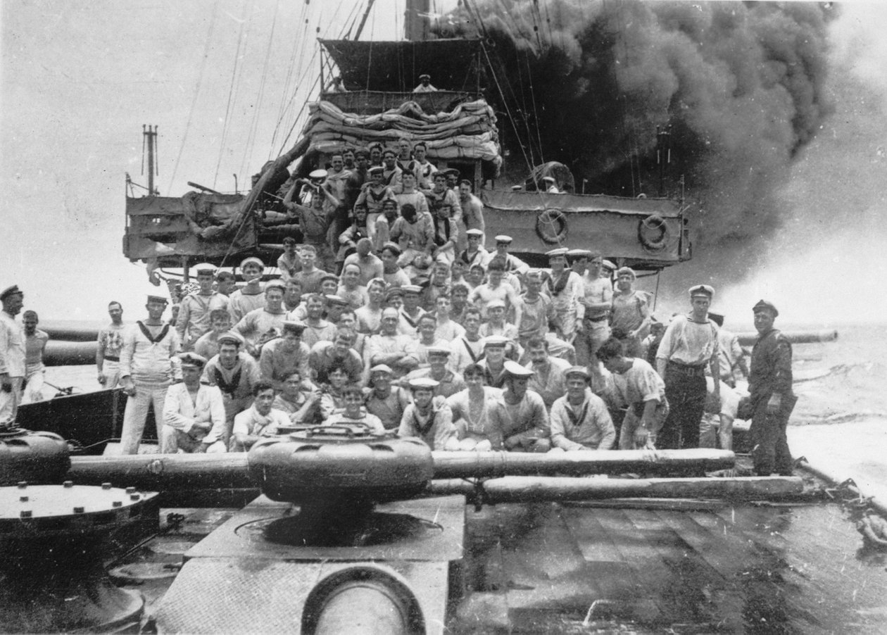 Gruppeportrett av noen uidentifiserte medlemmer av mannskapet til HMAS Sydney, vist på dekk mens skipet deres jager collieren Buresk nær Cocos Island, 9. november 1914 av Australian Photographer