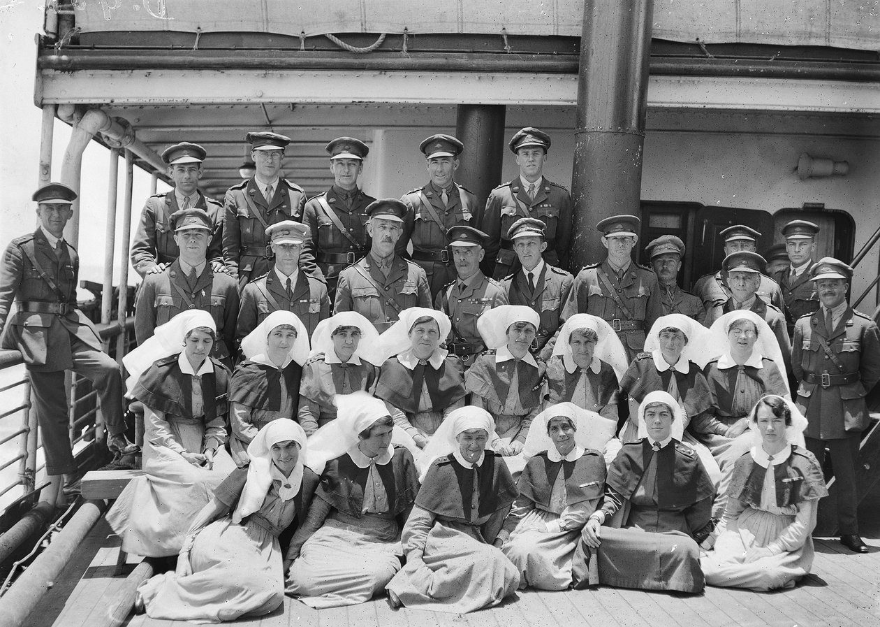 Gruppeportrett av seniormedisinerne og ansatte ombord på HMAT Wahehe, under returreisen til Australia, september 1919-oktober 1919 av Australian Photographer