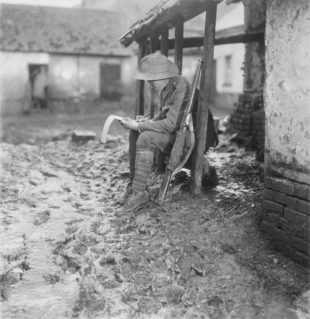 I billett på Flesselles. Et medlem av den australske 2. bataljonen fortsetter med sin korrespondanse, 17.–30. november 1916 av Australian Photographer