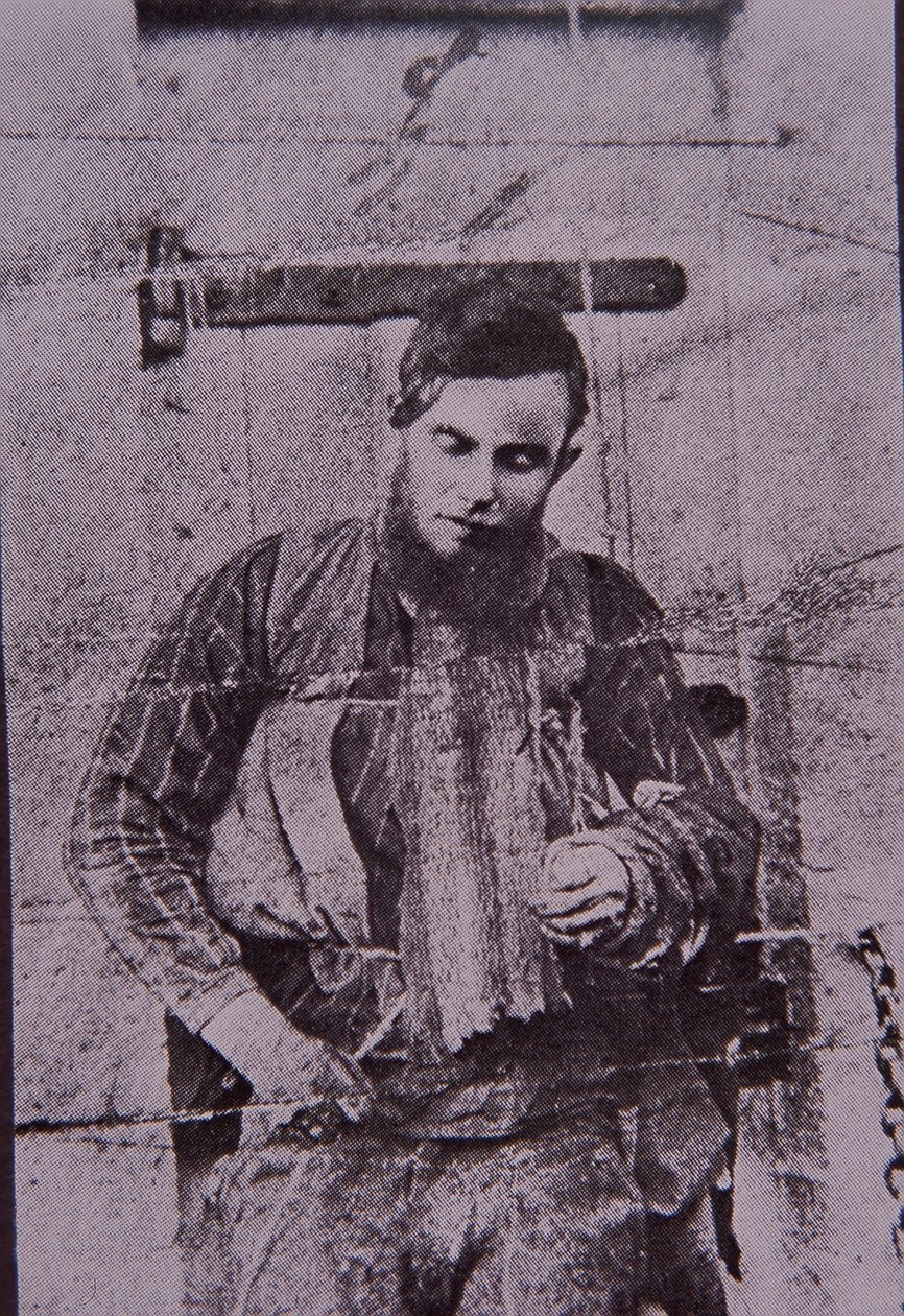 Kelly Gang-medlem Joe Byrne satt opp etter døden, 29. juni 1880 (s/hvitt-bilde) av Australian Photographer
