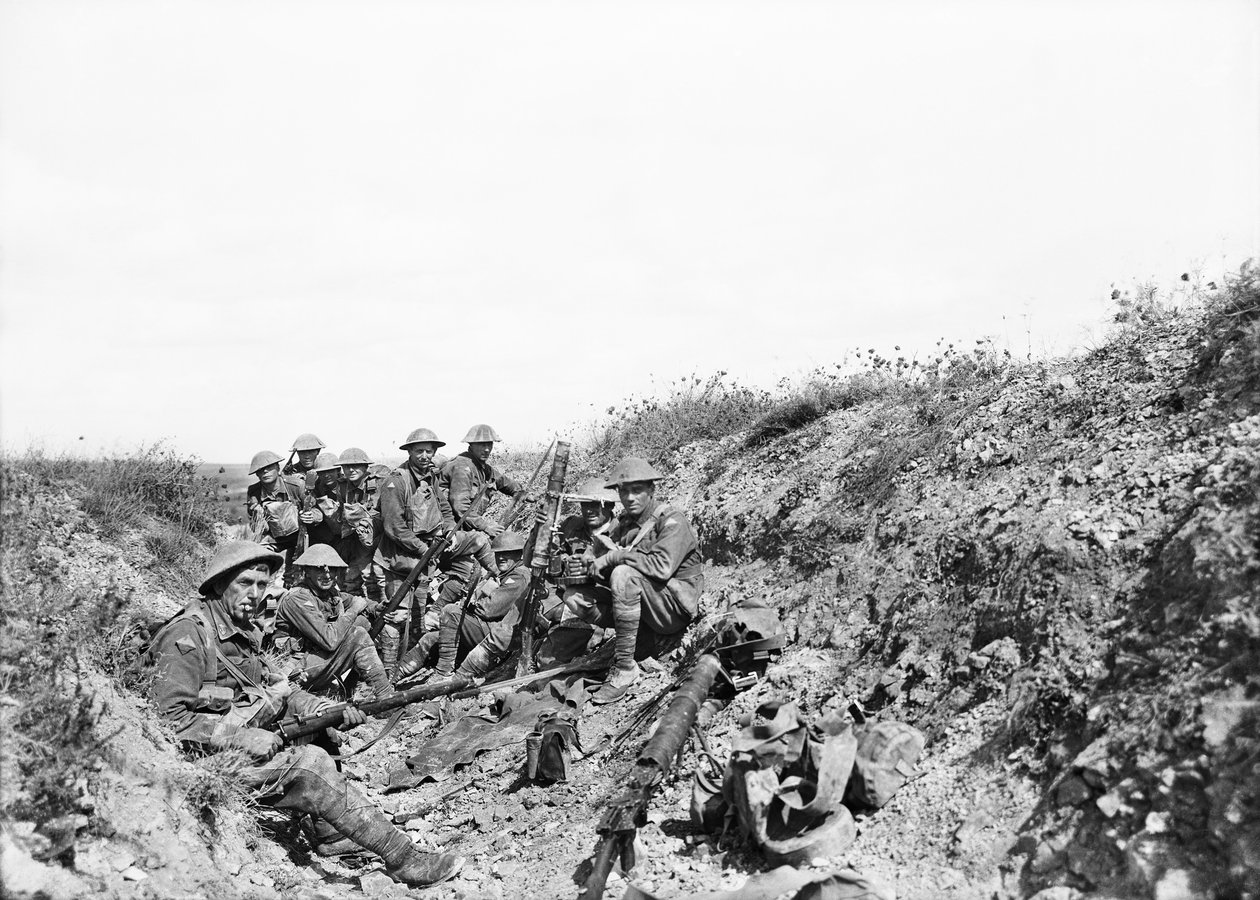 Løytnant A. V. Sedgwick MC og noen av hans parti fra 24. bataljon, i påvente av løftet av artillerisperringen på Mont St Quentin, fotografert noen minutter før de rykket ut av skyttergraven av Australian Photographer