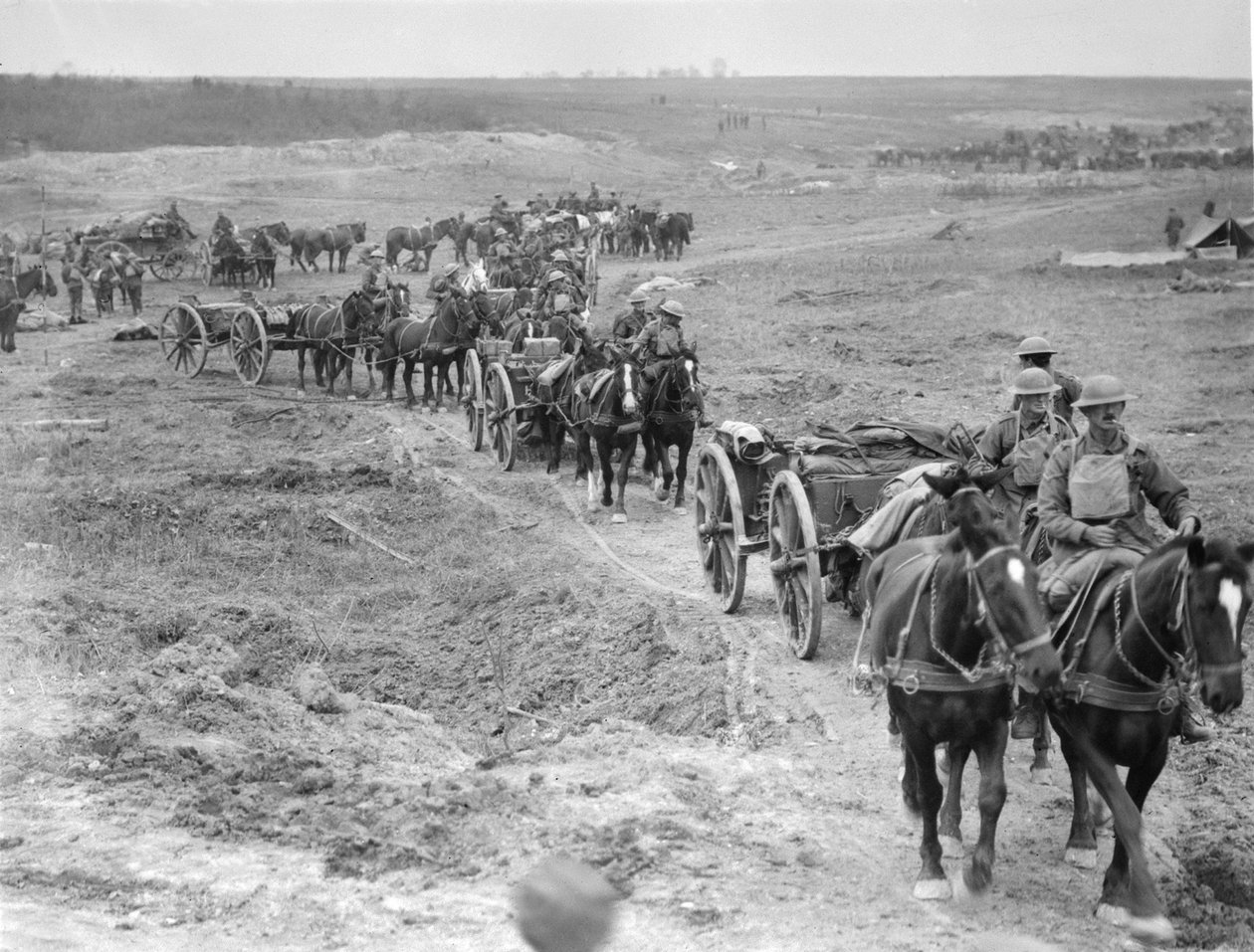 Lemmer fra 6. brigade av australsk feltartilleri som henter ammunisjon til kanonene gjennom Hindenburg-linjen nær Bellicourt, 4. oktober 1918 av Australian Photographer
