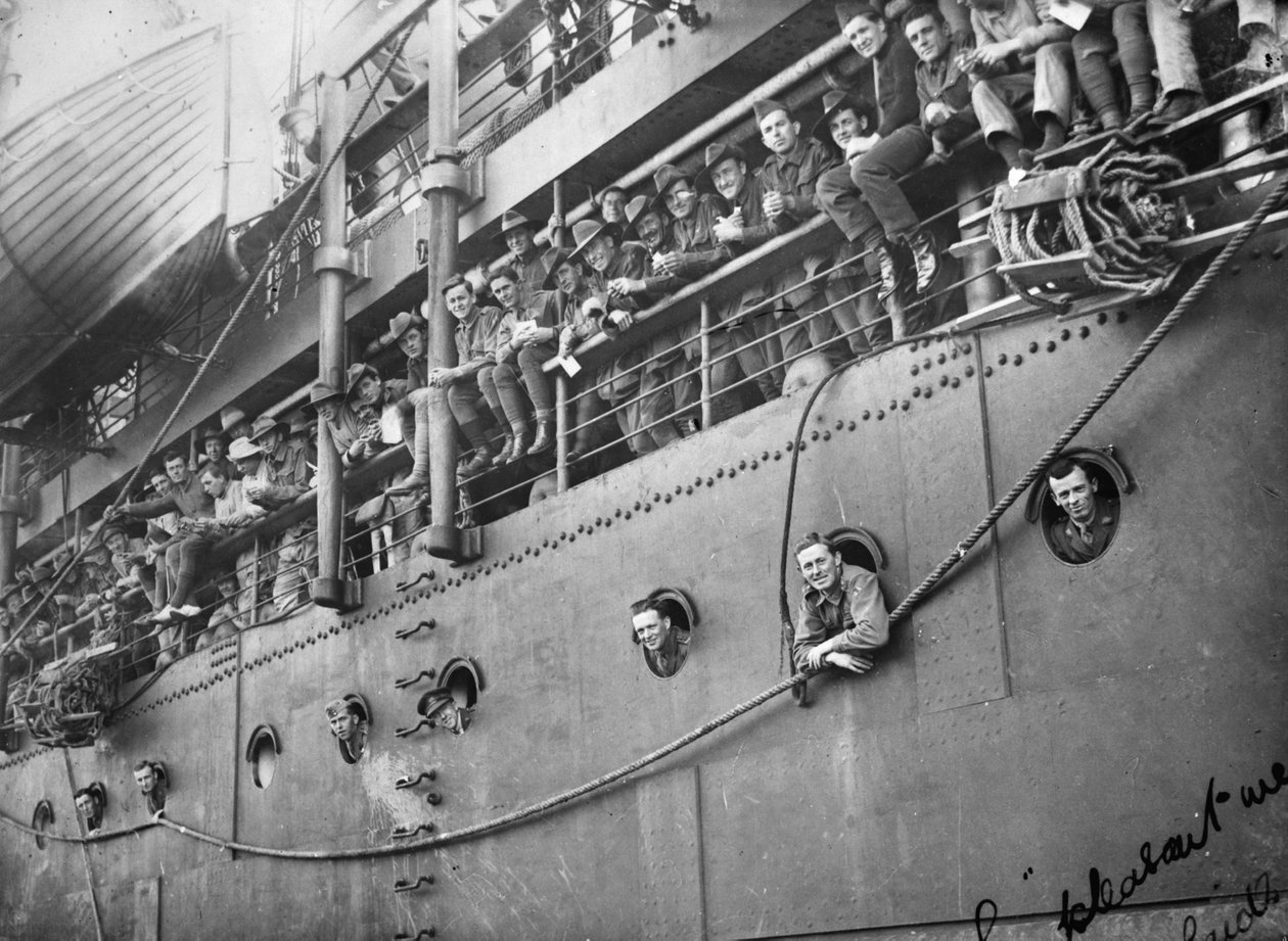 Medlemmer av Australian Flying Corps langs dekket til Troopship Kaiser-I-Hind som brakte dem tilbake til Australia, Adelaide, Sør-Australia, 14. juni 1919 av Australian Photographer
