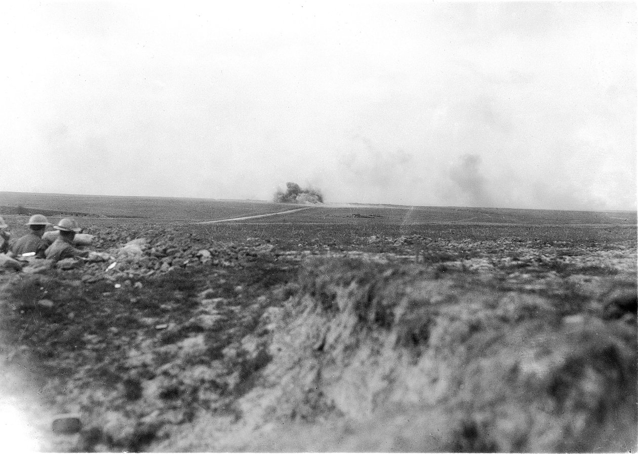 Observatører (til venstre) ser på australsk artilleri som beskyter tyskerne i Hindenburg-linjen 27. mai 1917 av Australian Photographer