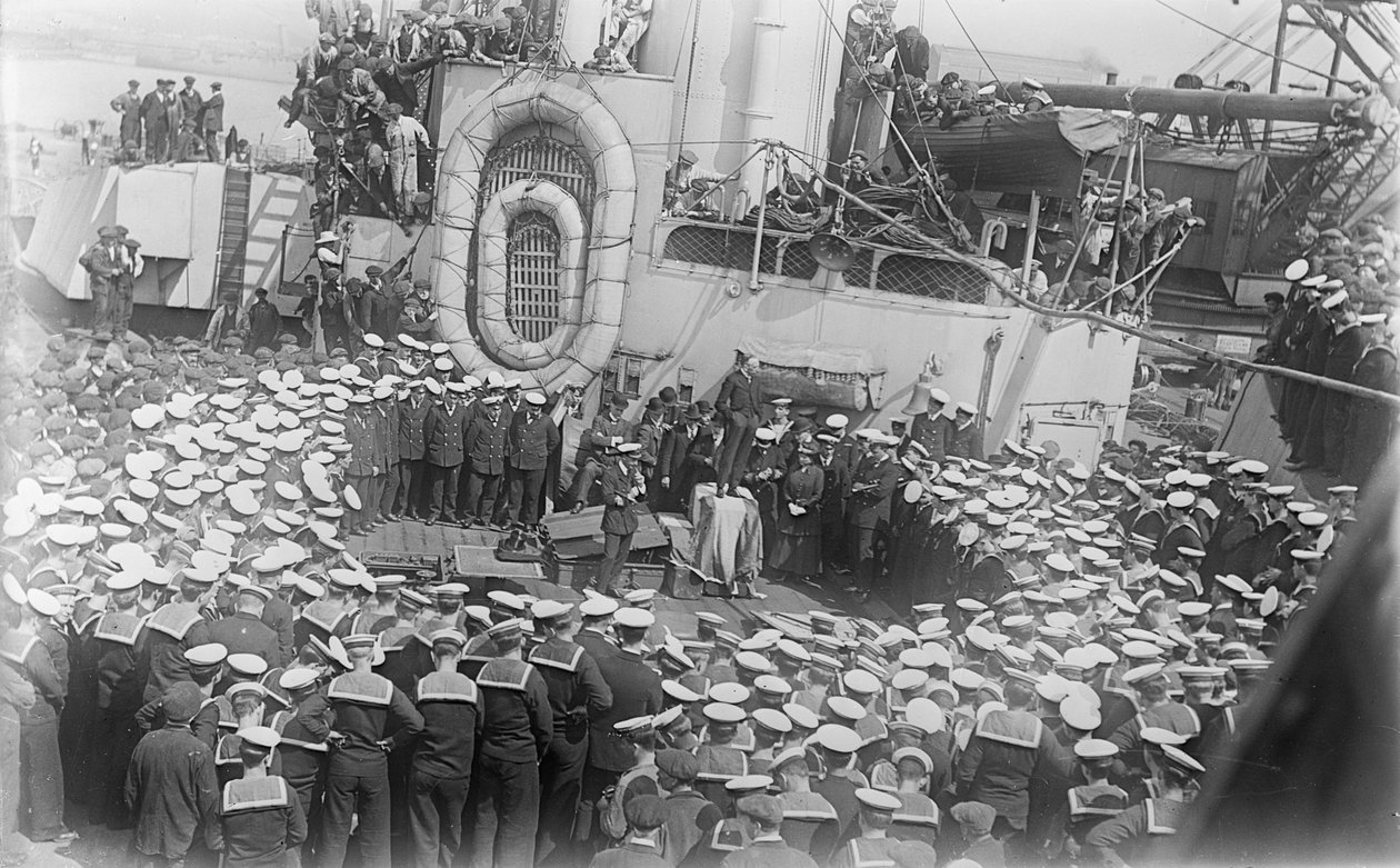 Sjømenn flokker seg rundt Australias statsminister The Hon William Morris (Billy) Hughes mens han henvender seg til dem på dekket til HMAS Australia ved verftet i Devon, England, 21. mai 1916 av Australian Photographer