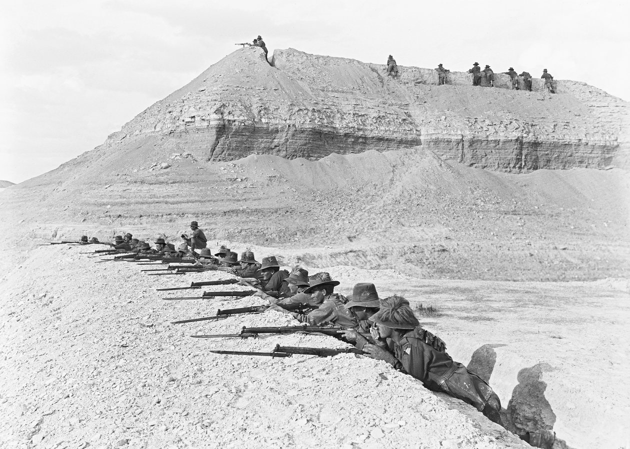 Sidevisning av menn fra 5th Australian Light Horse Brigade, i beredskap, i en del av brohodet, april 1918 av Australian Photographer