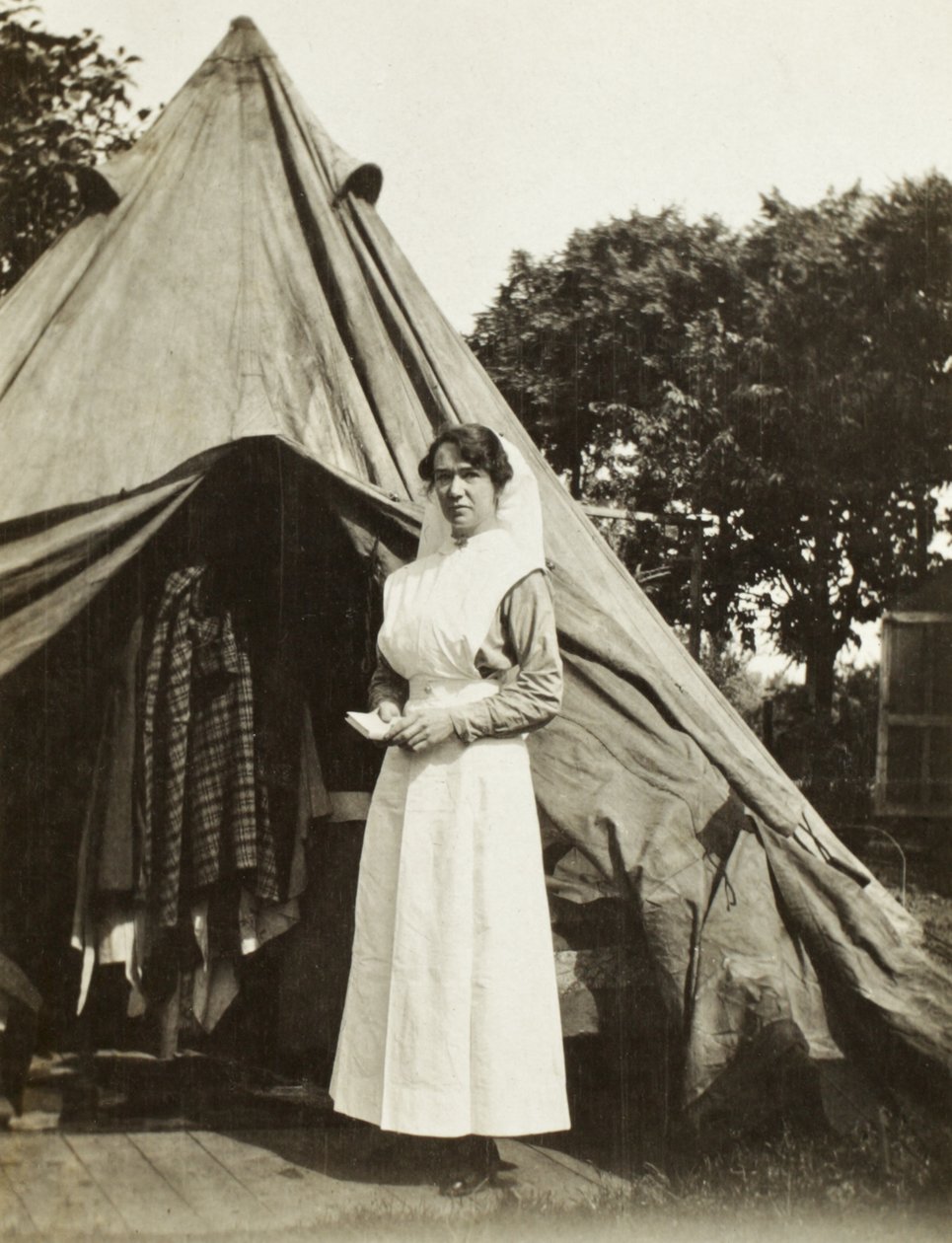 Søster Ada Smith fra 2nd Australian Casualty Clearing Station nær Steenwerck, Trois Arbres, Frankrike, 1916 av Australian Photographer