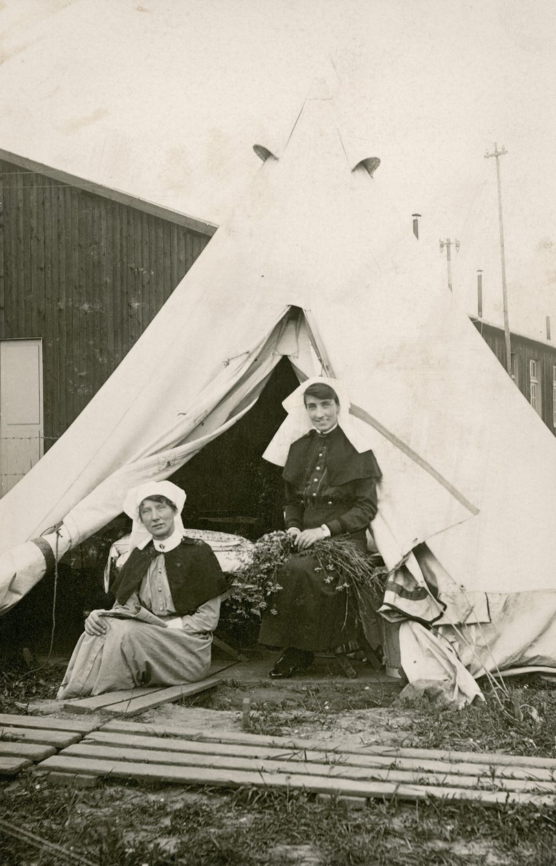 Søster Eleanor Wibmer Jeffries og søster Nellie Constance Morrice (til høyre) utenfor teltet deres på Australian General Hospital nr. 3 med blomster plukket fra bredden av Somme, ca. juni 1917 (bw-bilde av Australian Photographer