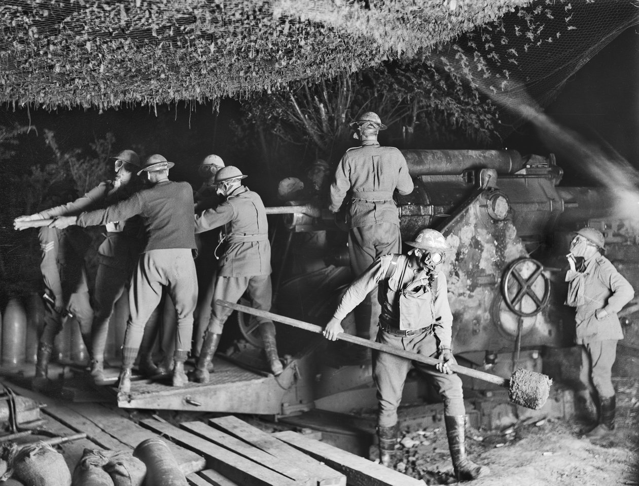 The 2nd Australian Siege Battery (55th Australian Siege Artillery Battery) arbeider på en 9,2 tommers Howitzer i gassmaskene deres under et angrep ved Voormezeele, 15. september 1917 av Australian Photographer