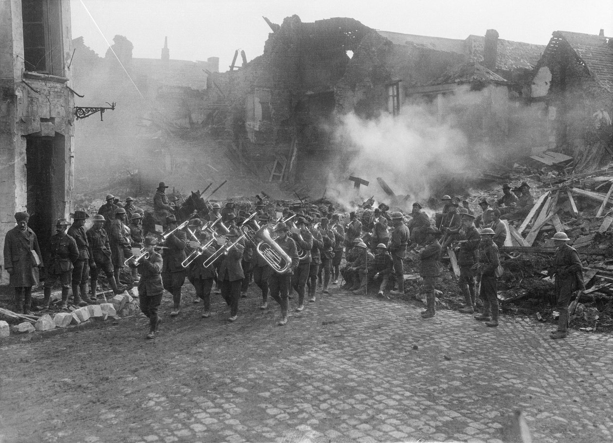 Bandet til den 5. australske infanteribrigaden, ledet av kapelmester Sergeant A Peagam fra 19. bataljon, passerer gjennom Grande Place (Town Square) i Bapaume, og spiller Victoria March, Bapau av Australian Photographer