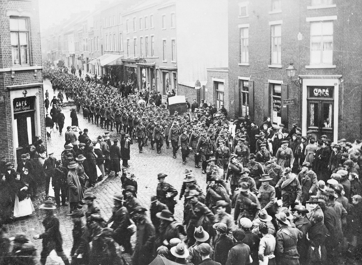 Den siste kvoten til 1st Division Artillery, AIF, forlater byen for å trekke seg inn i Charleroi for å begynne reisen hjem, Chatelineau, Belgia, 26. november 1919 av Australian Photographer