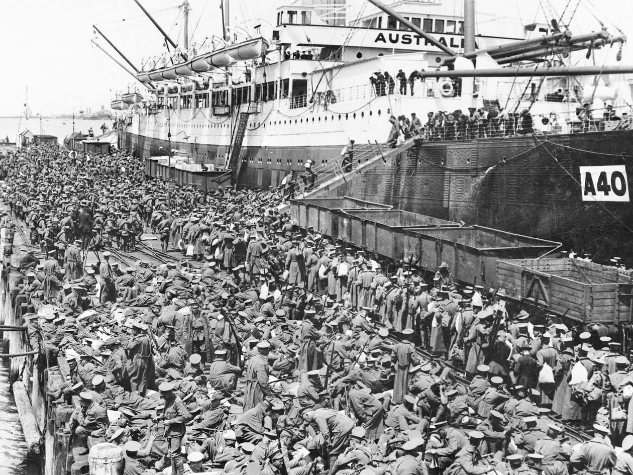 Tropper går om bord i Port Melbourne på A40 HMAT Ceramic, 1915 av Australian Photographer
