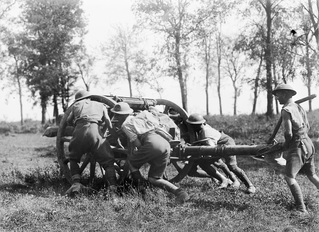 Uidentifiserte medlemmer av 7. brigade, australsk feltartilleri som drar en av våpnene deres i posisjon nær Gressaire Wood, for å hjelpe den 9. infanteribrigadens angrep nær Bray-sur-Somme, 22. august av Australian Photographer