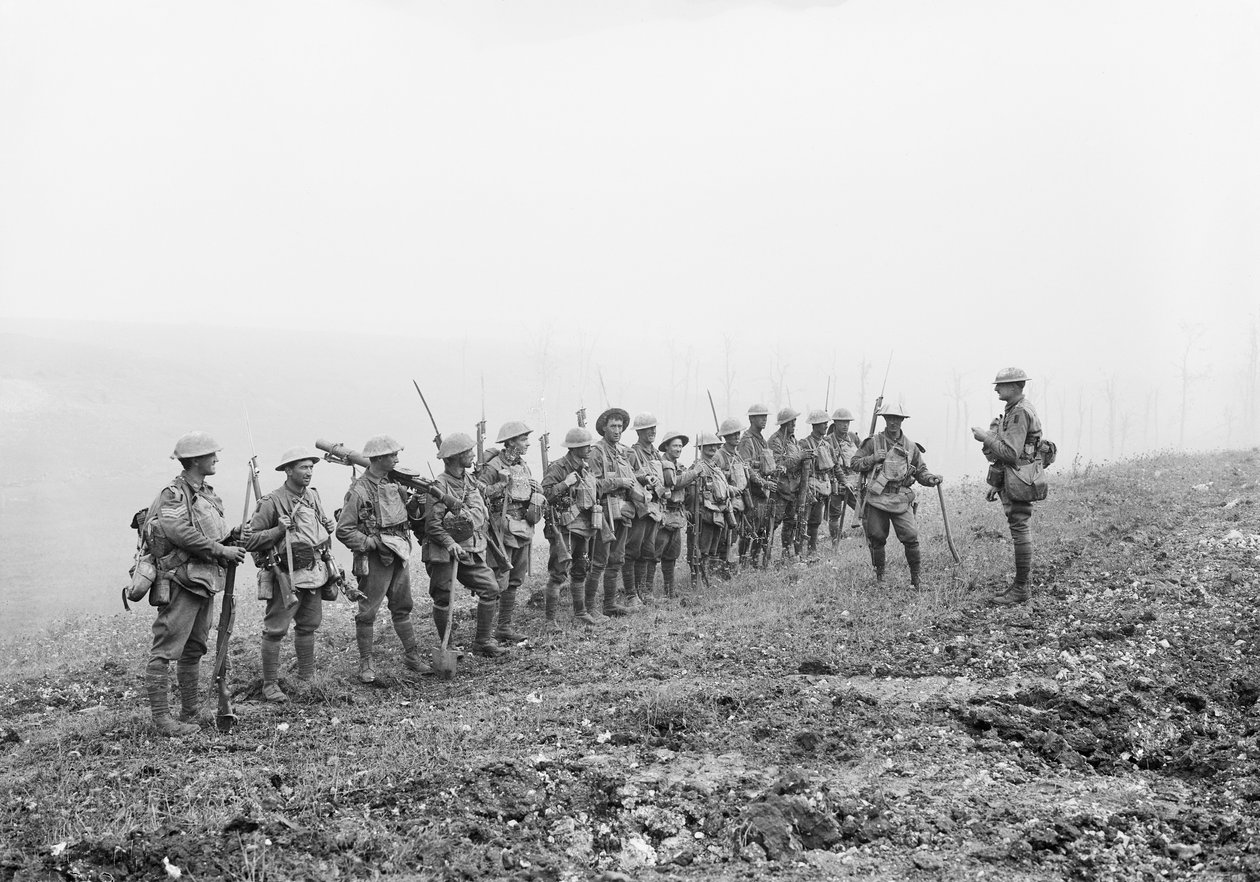 Warfusee-Abancourt, Frankrike: Løytnant Rupert Frederick Arding Downes MC henvendte seg til sin platon fra B-kompaniet, 29. bataljon, under en pause nær landsbyene Warfusee og Lamotte før advan av Australian Photographer