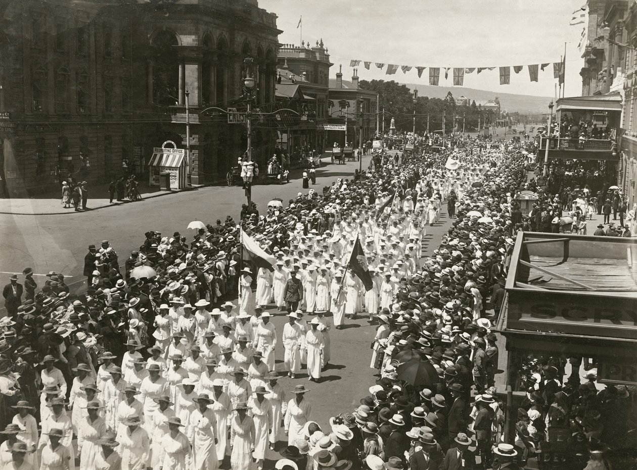 Kvinner som holder en fredsdagsmarsj langs King William Street, Adelaide, Sør-Australia, november 1918 av Australian Photographer