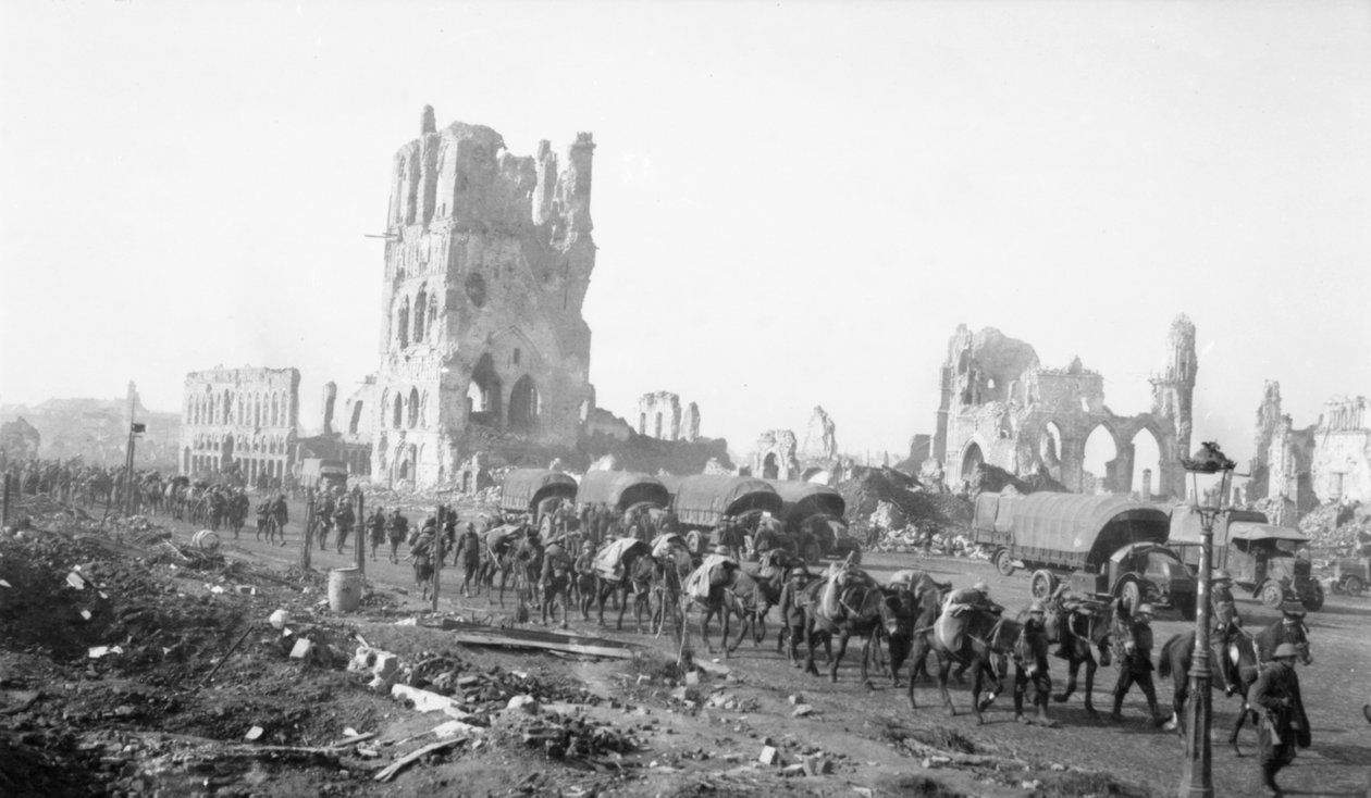 Ypres, Belgia. 18. oktober 1917. Pakk muldyr som tar opp forsyninger med infanteriet. Legg merke til de skallskadede bygningene i bakgrunnen, 18. oktober 1917 av Australian Photographer