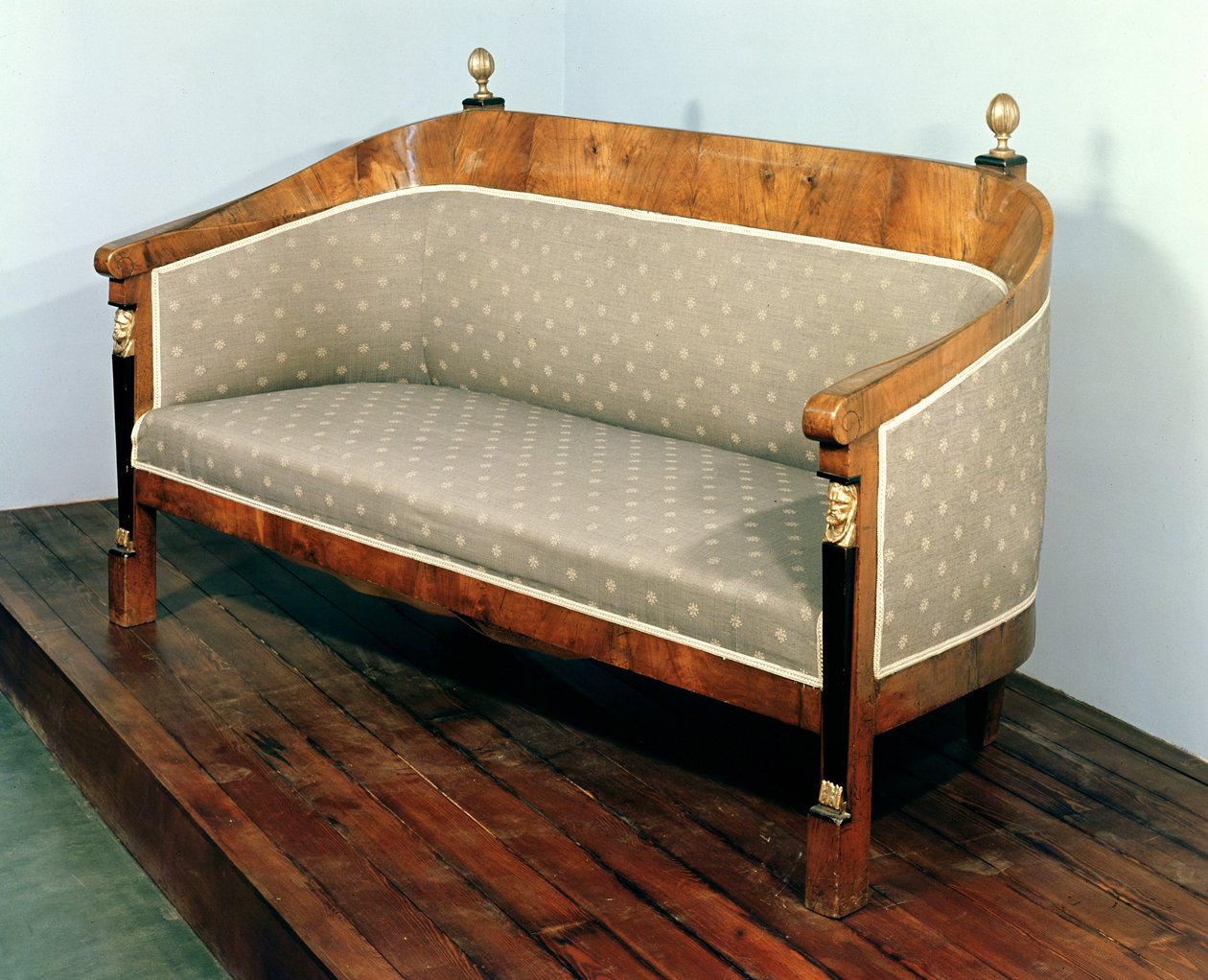Sofa, Biedermeier-stil, ca. 1820 (frukttre med ibenholt og forgylt dekor) av Austrian School