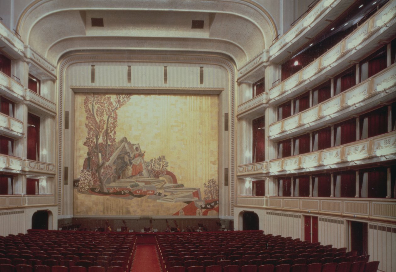 Auditorium til Wiens statsoperahus som viser en scene fra Orpheus, ødelagt i 1945, gjenoppbygd og åpnet igjen i 1955 av Austrian Photographer