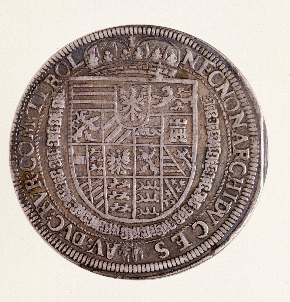 Sølvmynt (thaler) fra Tyrol: keiser Rudolf IIs (Rodolphe II) regjeringstid (1552-1612). Diam. 4 cm Napoli, museo archeologico nazionale av Austrian School