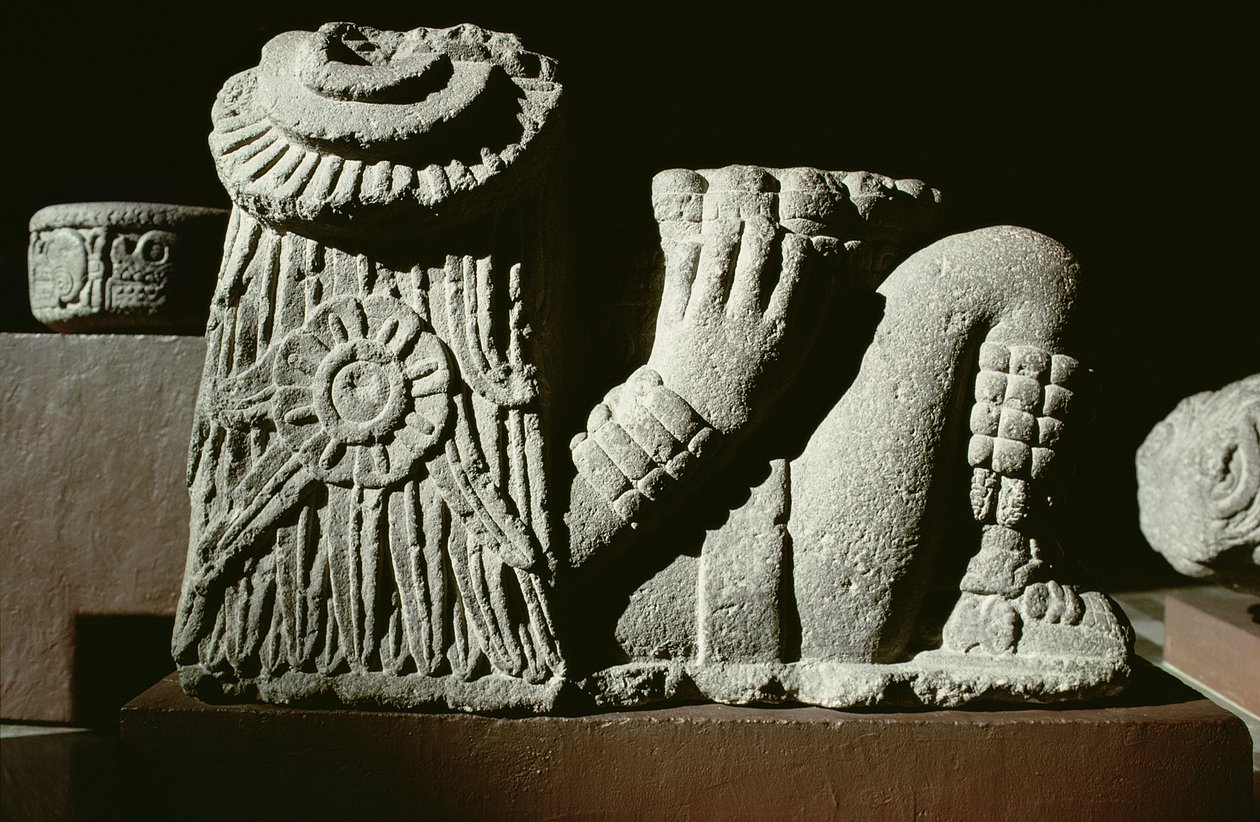 Liggende solgud med solkalenderskive i håret av Aztec